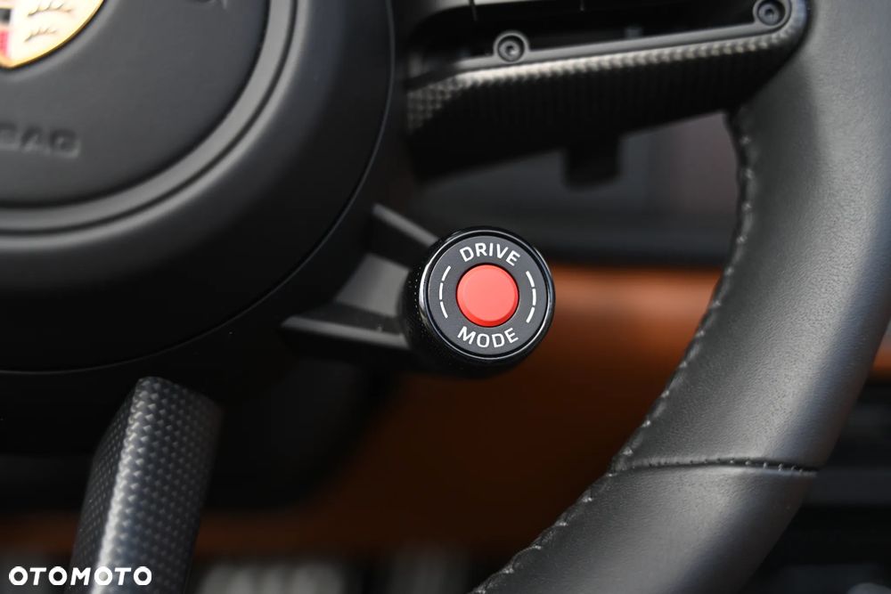 Porsche 911 Carrera 4 GTS - 33