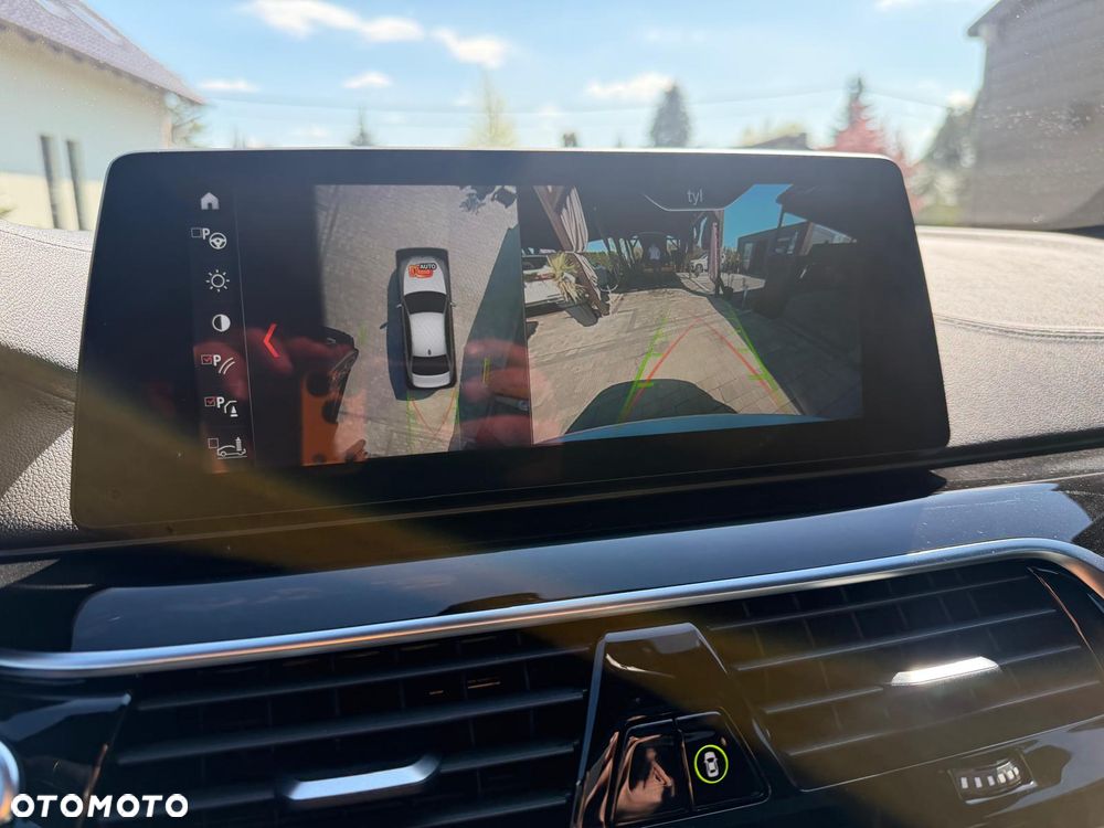 BMW Seria 5 M550i xDrive sport - 38