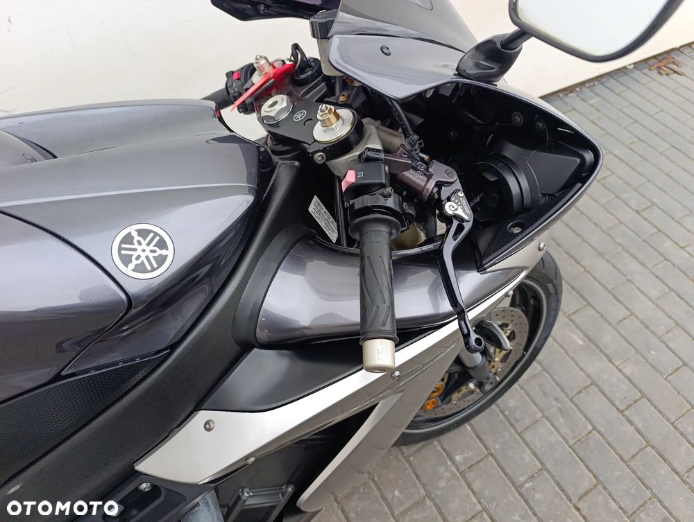 Yamaha R1 - 30