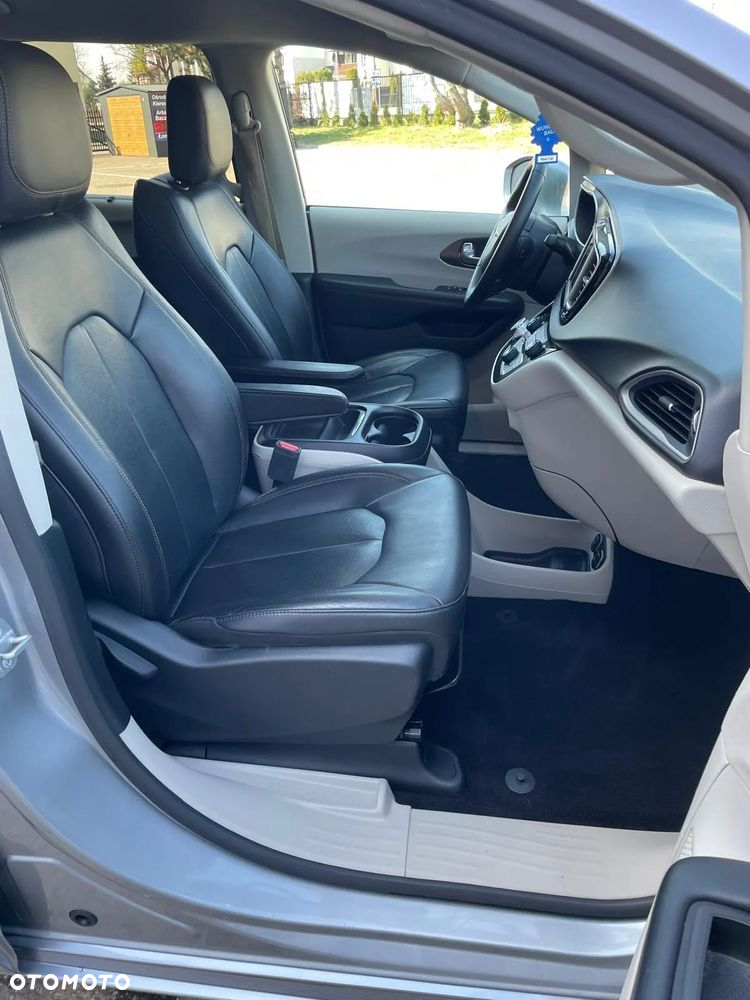 Chrysler Pacifica - 22