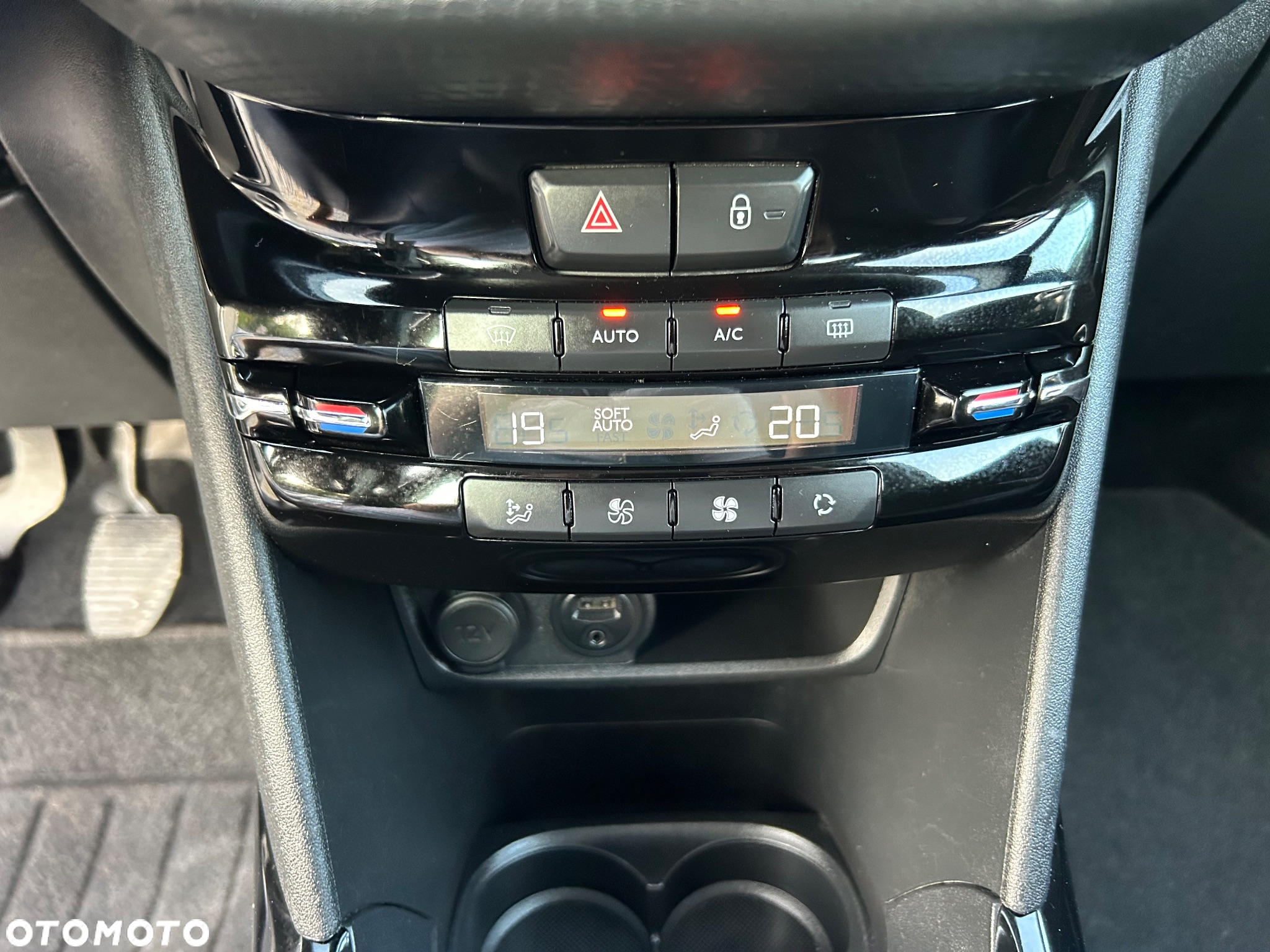 Peugeot 2008 1.6 BlueHDi Allure S&S - 26
