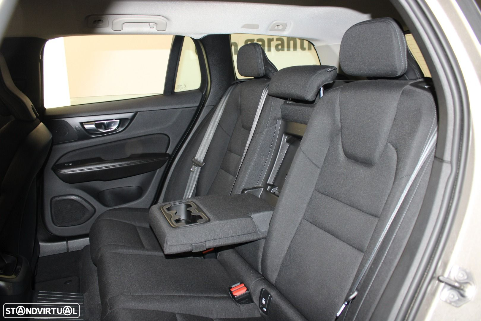 Volvo V60 2.0 T8 AWD TE Momentum - 27