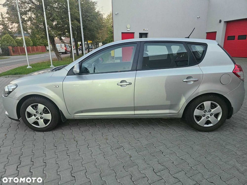 Kia Ceed 2010 photo 3