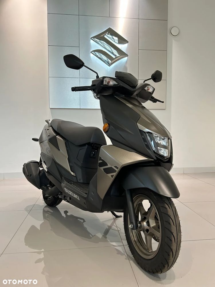 Suzuki Avenis - 1