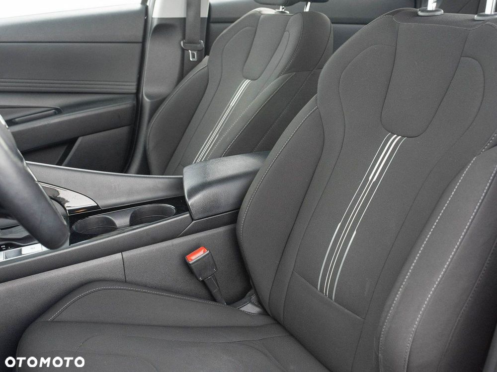 Hyundai Elantra 1.6 Executive CVT - 14
