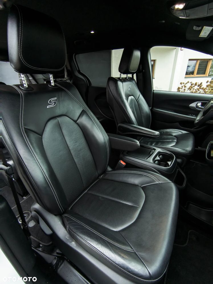 Chrysler Pacifica - 32