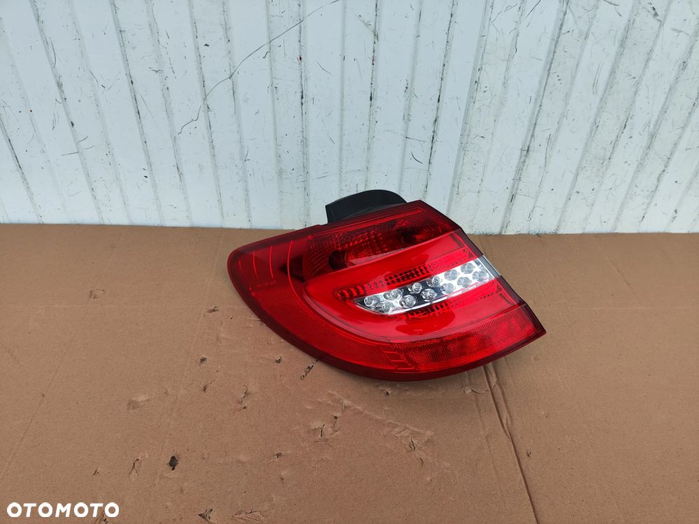 MERCEDES B W246 LED LAMPA LEWA TYŁ