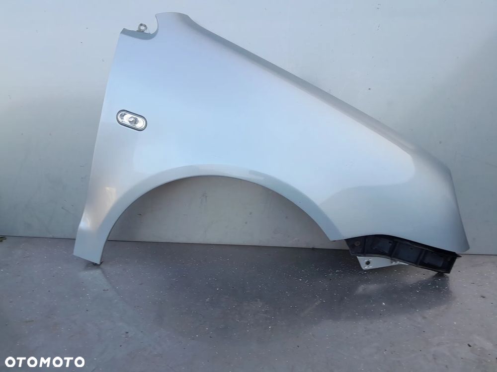 błotnik VW Polo 9N  LA7W - 1