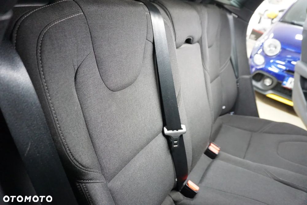 Volvo V40 D2 Kinetic - 23