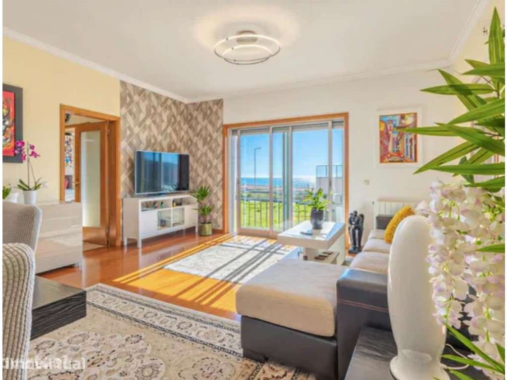Apartamento T2 a 50 Metros da Praia com Garagem e Arrumos - Grande imagem: 2/8