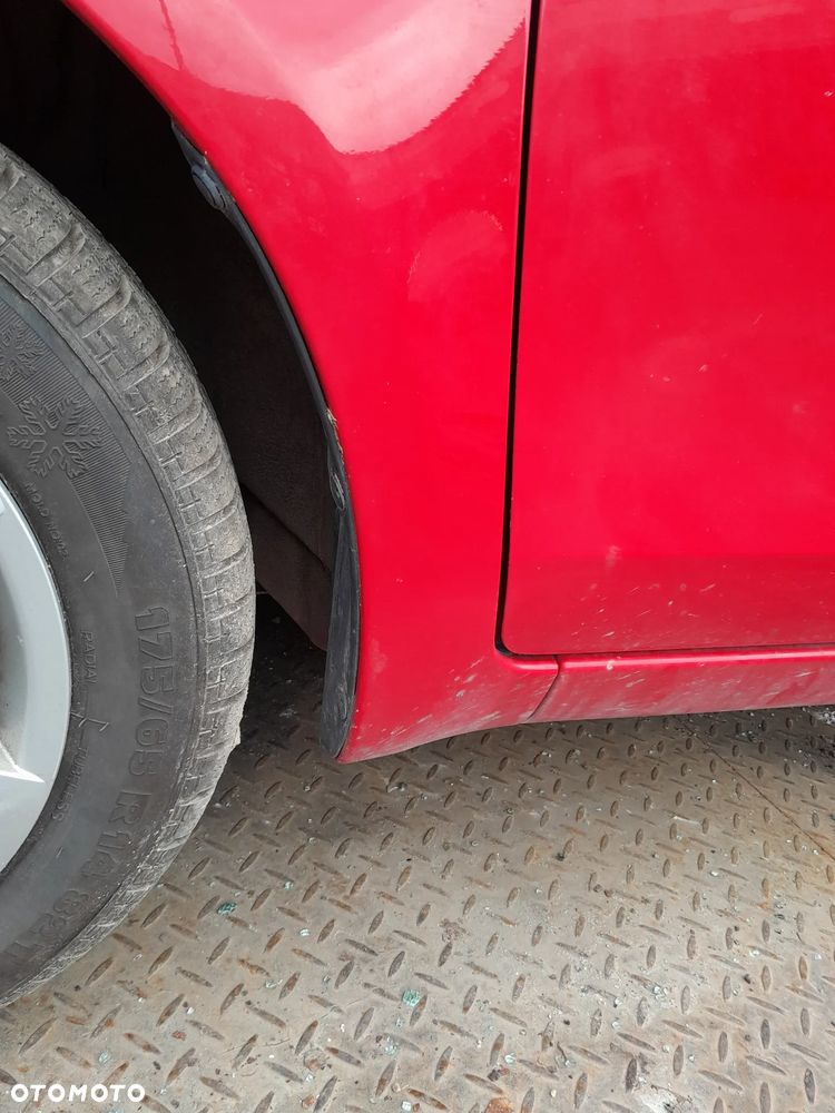 Błotnik przedni lewy TOYOTA Yaris II 05-11r. 3P0 - 4