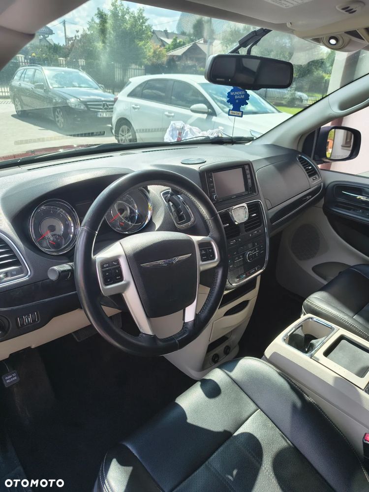 Chrysler Town & Country - 2