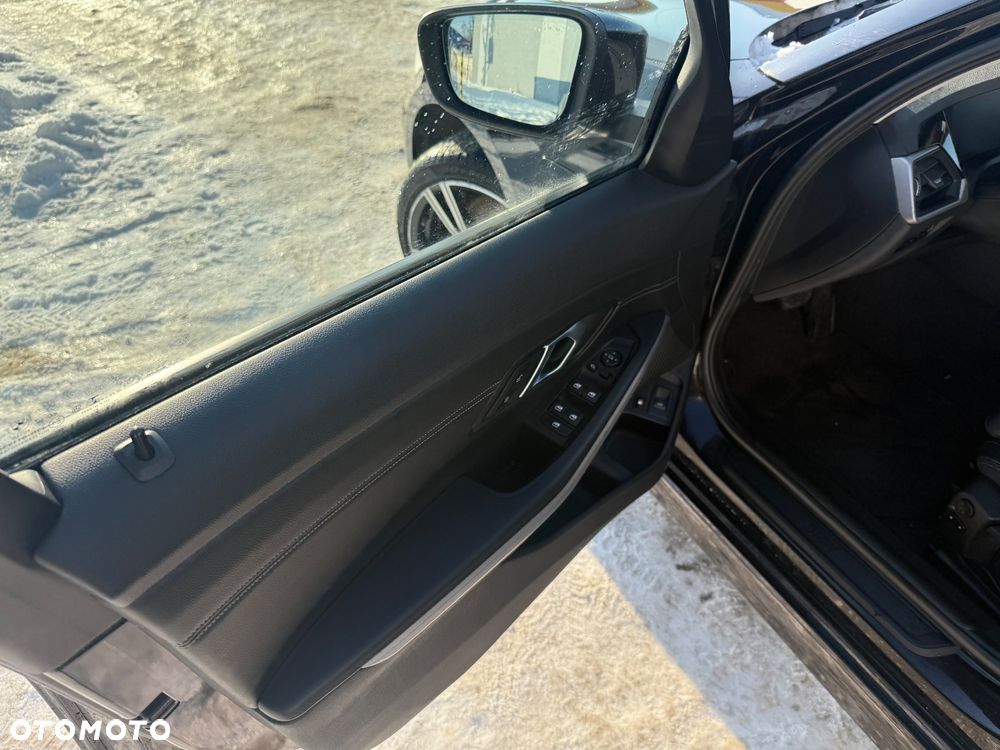 BMW Seria 3 330e Sport Line sport - 19