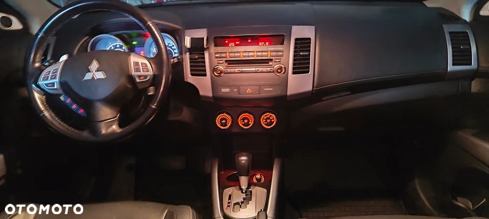 Mitsubishi Outlander 2.4 4WD CVT Intense - 22