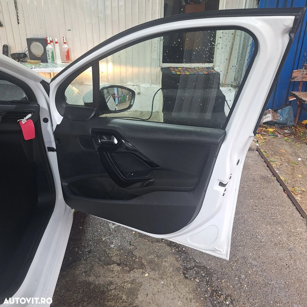 Peugeot 208 1.2 L PureTech Active - 14