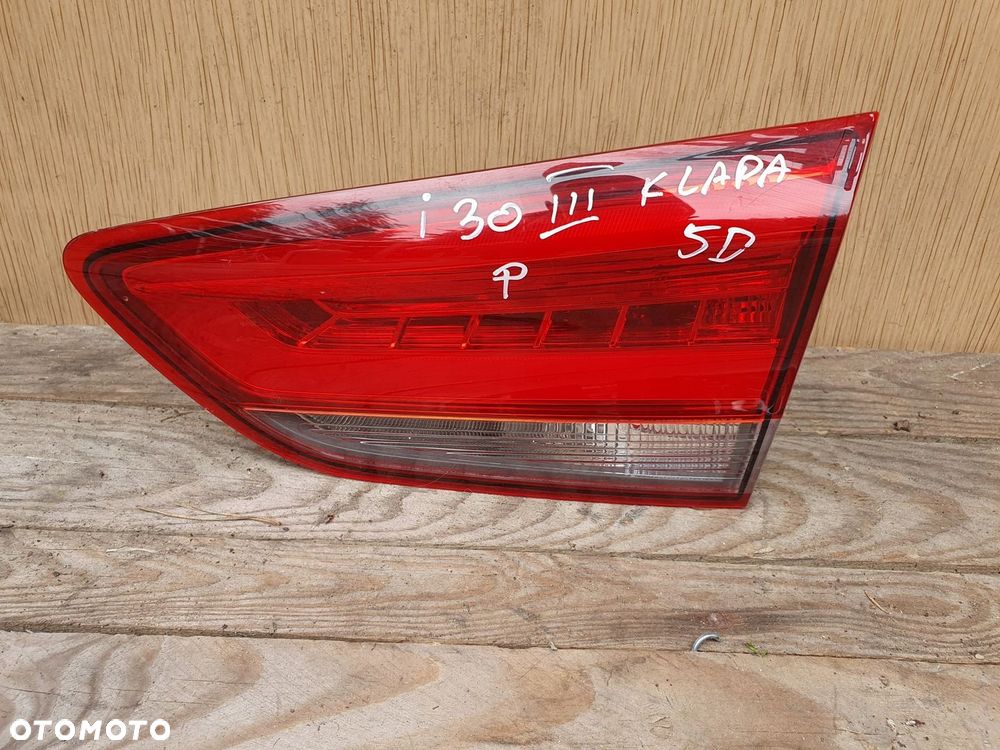 LAMPA PRAWA TYLNA PRAWY TYŁ HYUNDAI I30 III HB 92404-g31