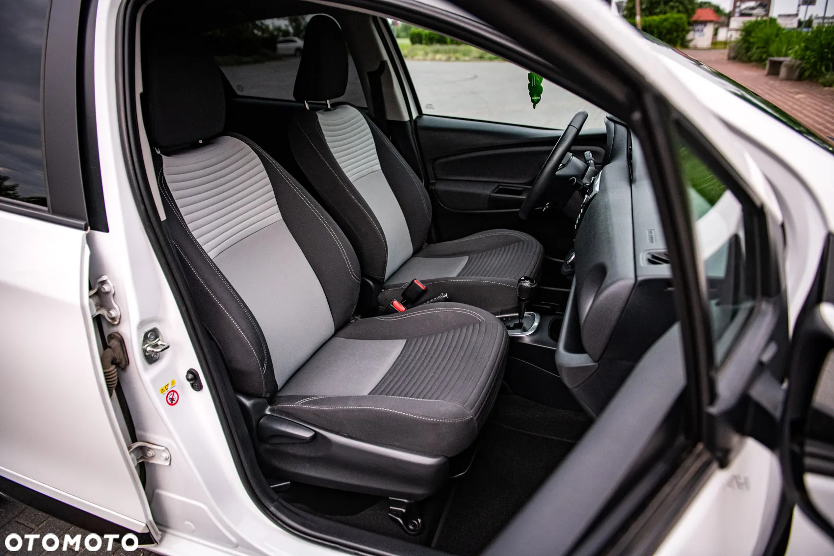 Toyota Yaris Hybrid 100 Premium EU6 - 24