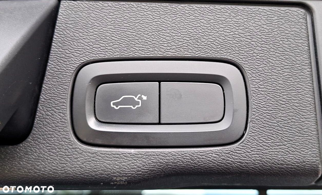 Volvo XC 60 D5 AWD R-Design - 28