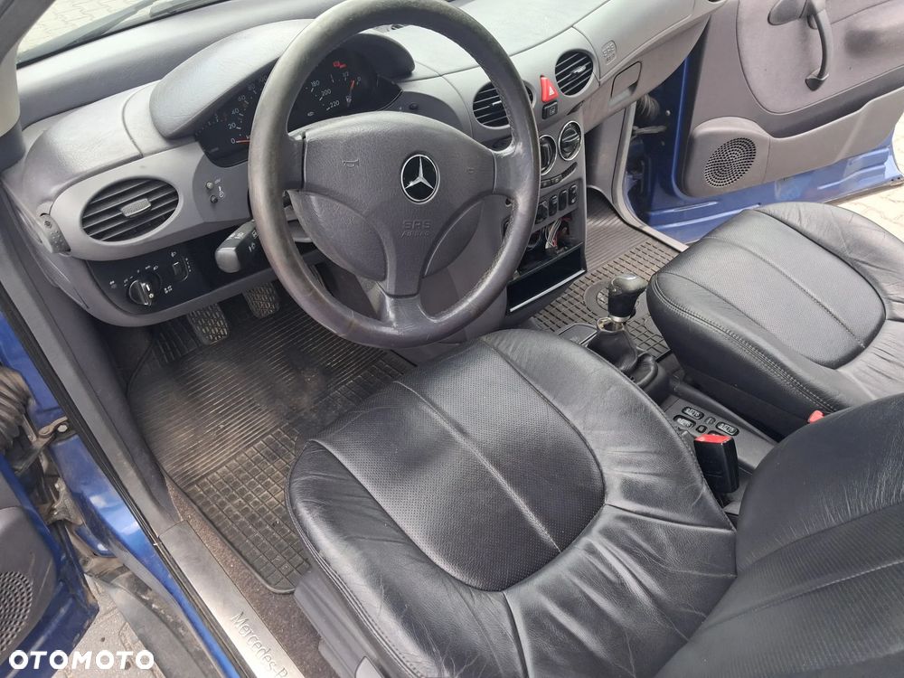 Mercedes A160 ELCH A klasa W168 silnik 1.6 Benzyna 166.930 skrzynia biegów drzwi klapa maska zderzak błotnik lakier 933 Tiefseeblau / Deep Sea Blue alternator listwa wtryskowa przepustnica przepływomierz alternator maglownica wahacz pompa wspomagania sprężarka klimatyzacji cewka wentylator sterownik stacyjka moduł silniczek panel przewód wiązka radio fotel fotele tapicerka skórzana skóra boczek podłokietnik szyba zwrotnica EGR chłodnica pas wzmocnienie lusterko lampa reflektor tłumik wydech halogen hak holowniczy klamka belka sanki mcperson amortyzator sprężyna felga zwrotnica blenda mikrostyk kierownica mechanizm zamek zacisk hamulcowy jarzmo klamka włącznik schowek lewarek wybierak osłona łapa poduszka zbiorniczek rura manetki kolektor pompa ABS sprzęgło konsola tunel kratki nawiewu skóra szyberdach NA CZĘŚCI - 6