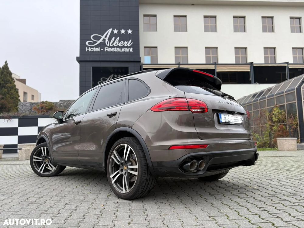 Porsche Cayenne 3.0 L - 4