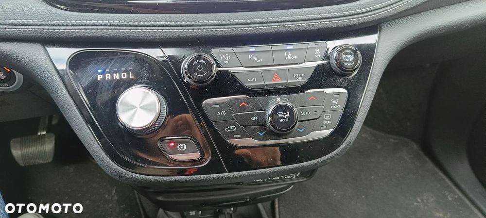 Chrysler Pacifica - 11