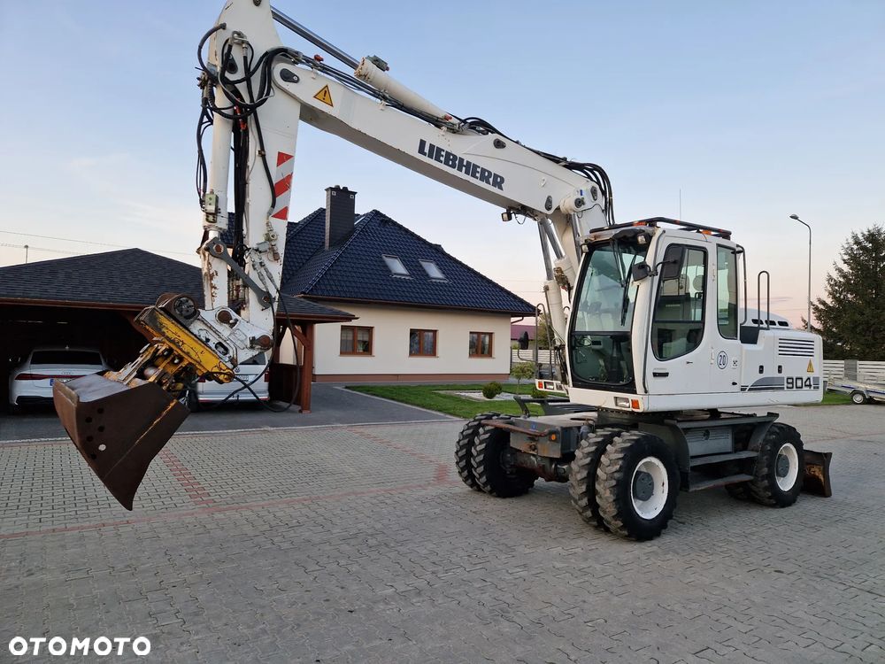 Liebherr A904 - 10