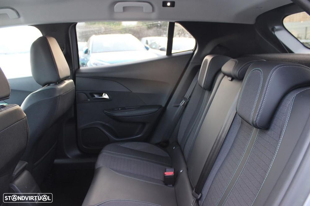 Peugeot e-2008 Allure - 37