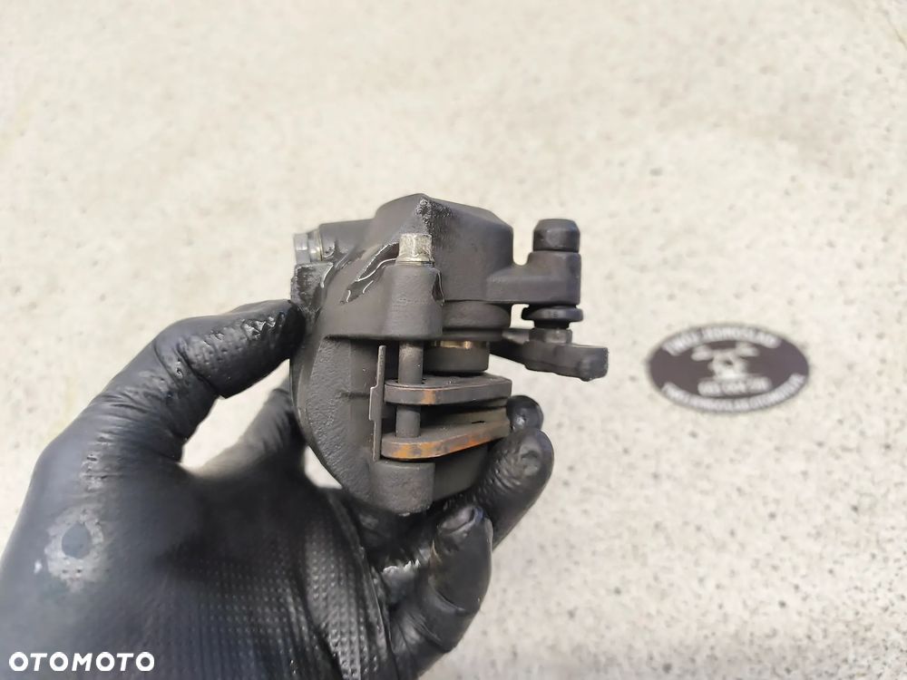 Zaciska hamulcowy przód, przedni prawy Triumph Trident 660 2022 - 5