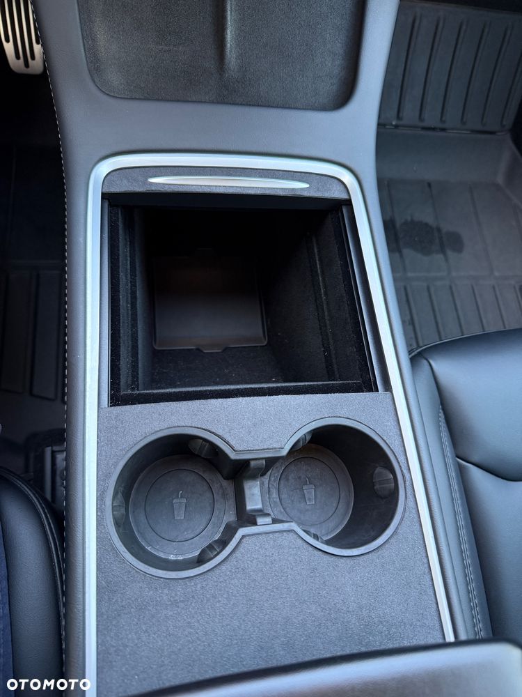 Tesla Model Y Long Range AWD - 14