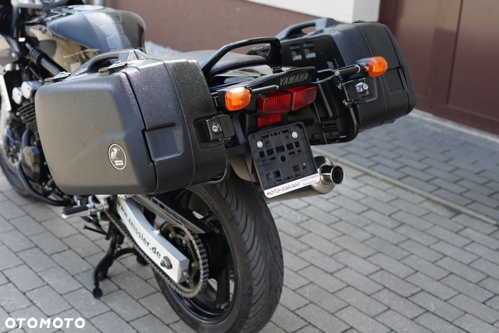 Yamaha FZS - 24