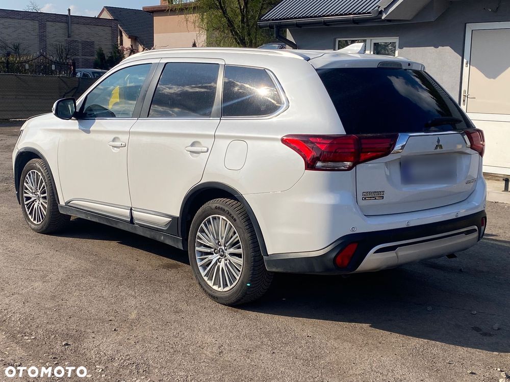 Mitsubishi Outlander - 2