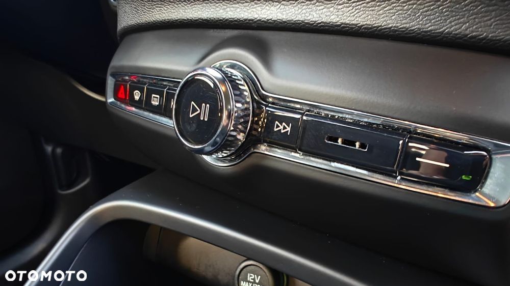 Volvo XC 40 T3 Momentum Pro - 25