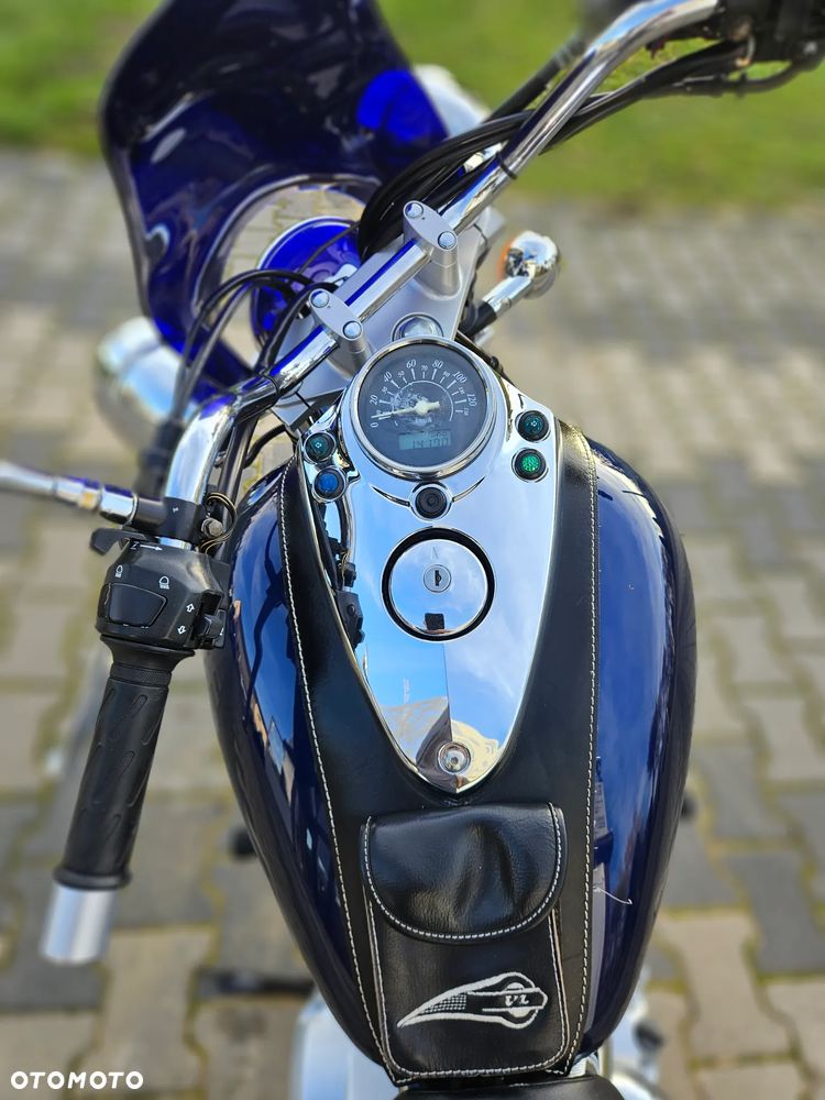 Suzuki Intruder - 11