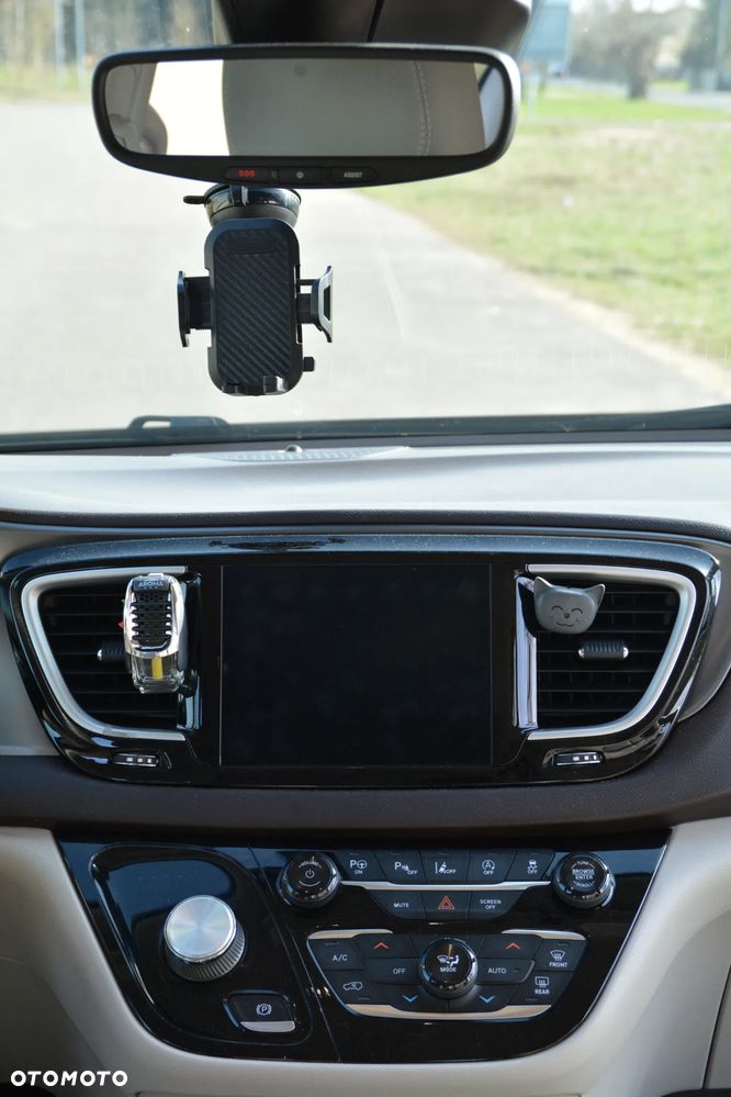 Chrysler Pacifica - 28