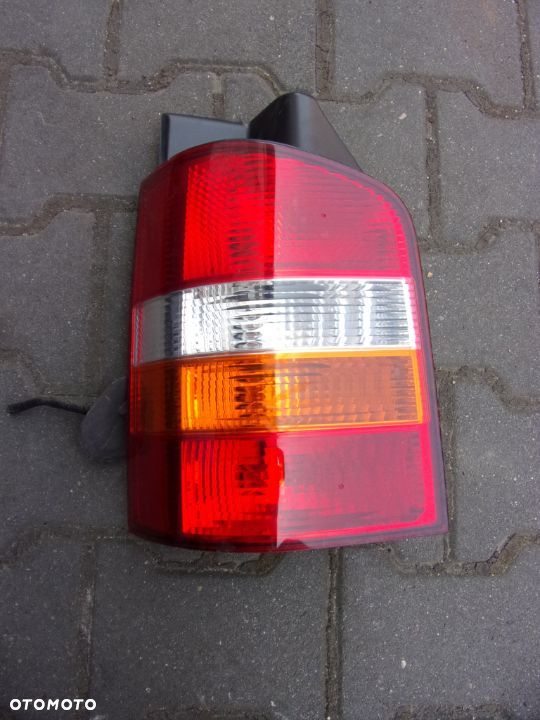 Lampa lewa tylna Volkswagen Transporter T5