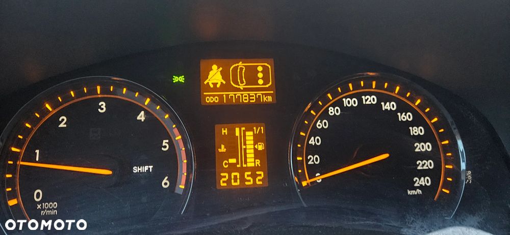 Toyota Avensis - 12