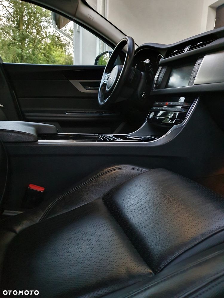 Jaguar XF 3.0 TDV6 R-Sport - 11