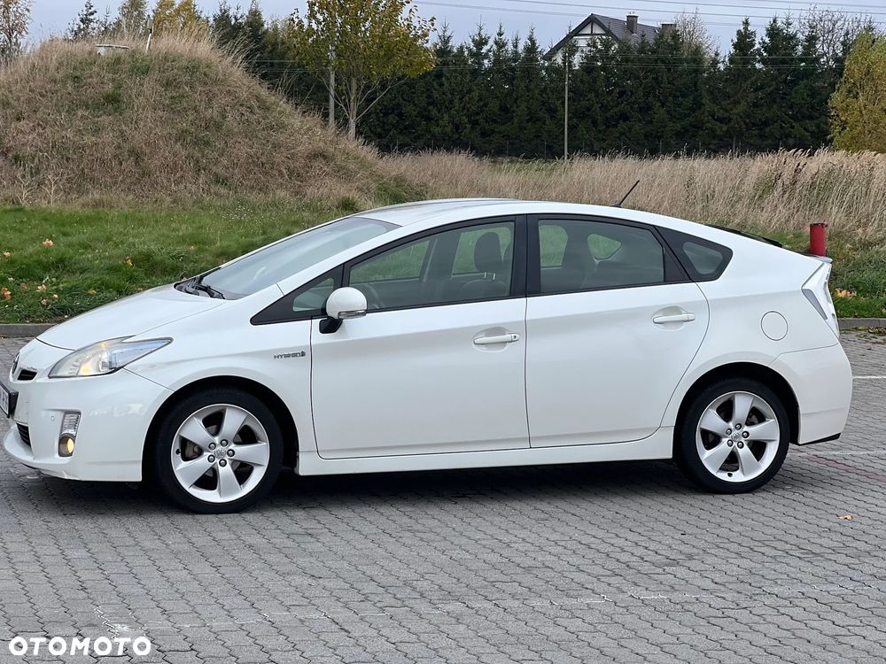 Toyota Prius (Hybrid) Executive - 3