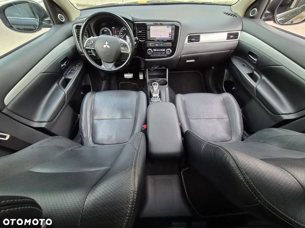 Mitsubishi Outlander 2.0 4WD Top - 25
