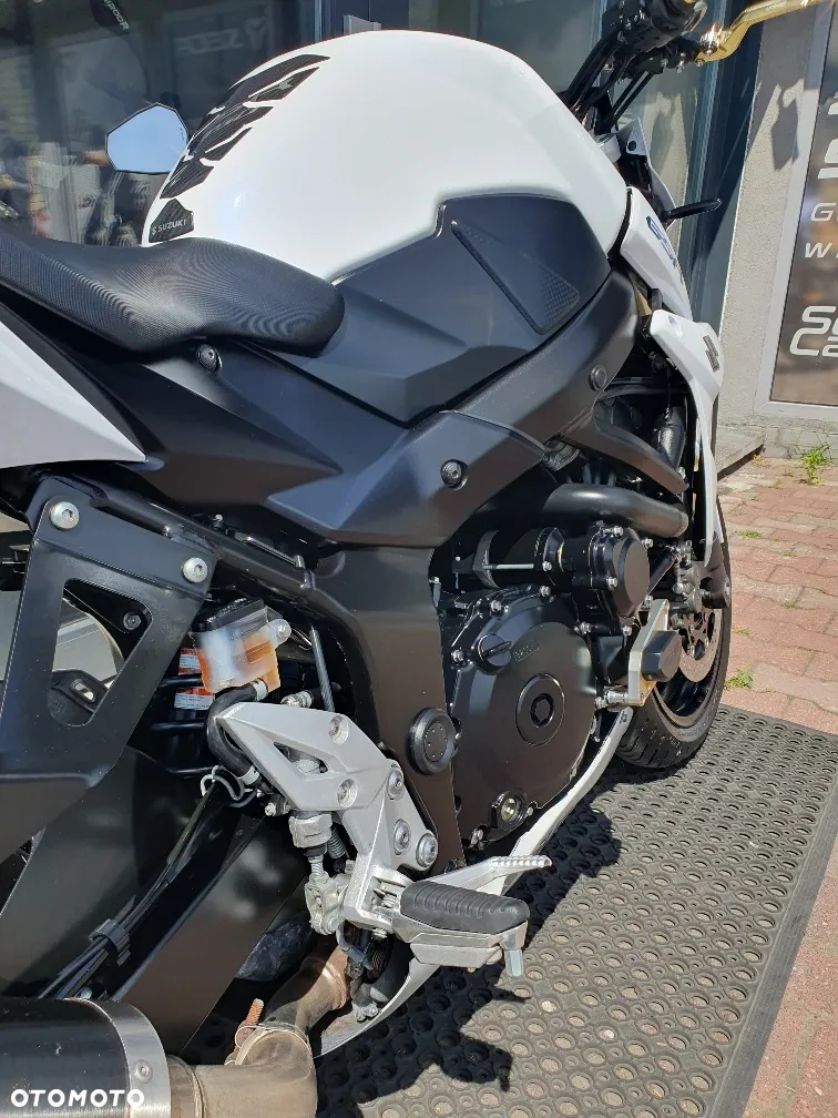 Suzuki GSR - 20