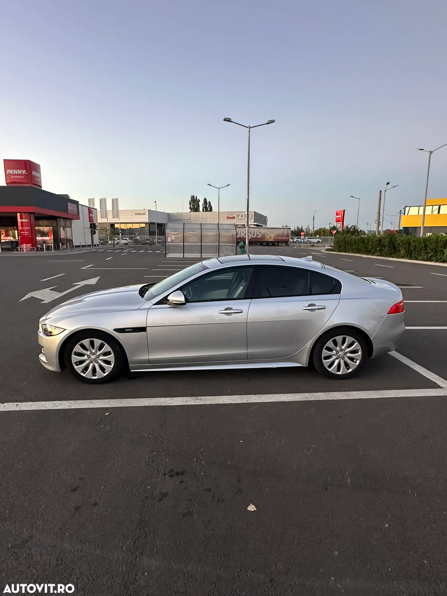 Jaguar XE 2.0 R-Sport - 6