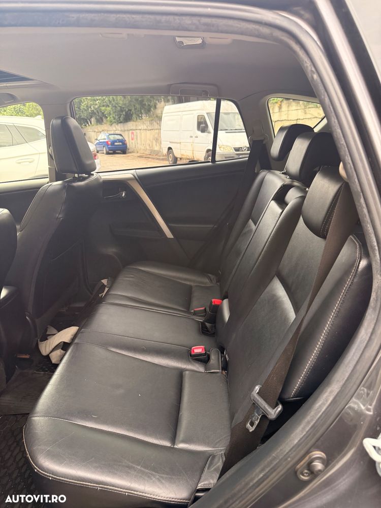 Toyota RAV4 2.2 D-4D Luxury - 16