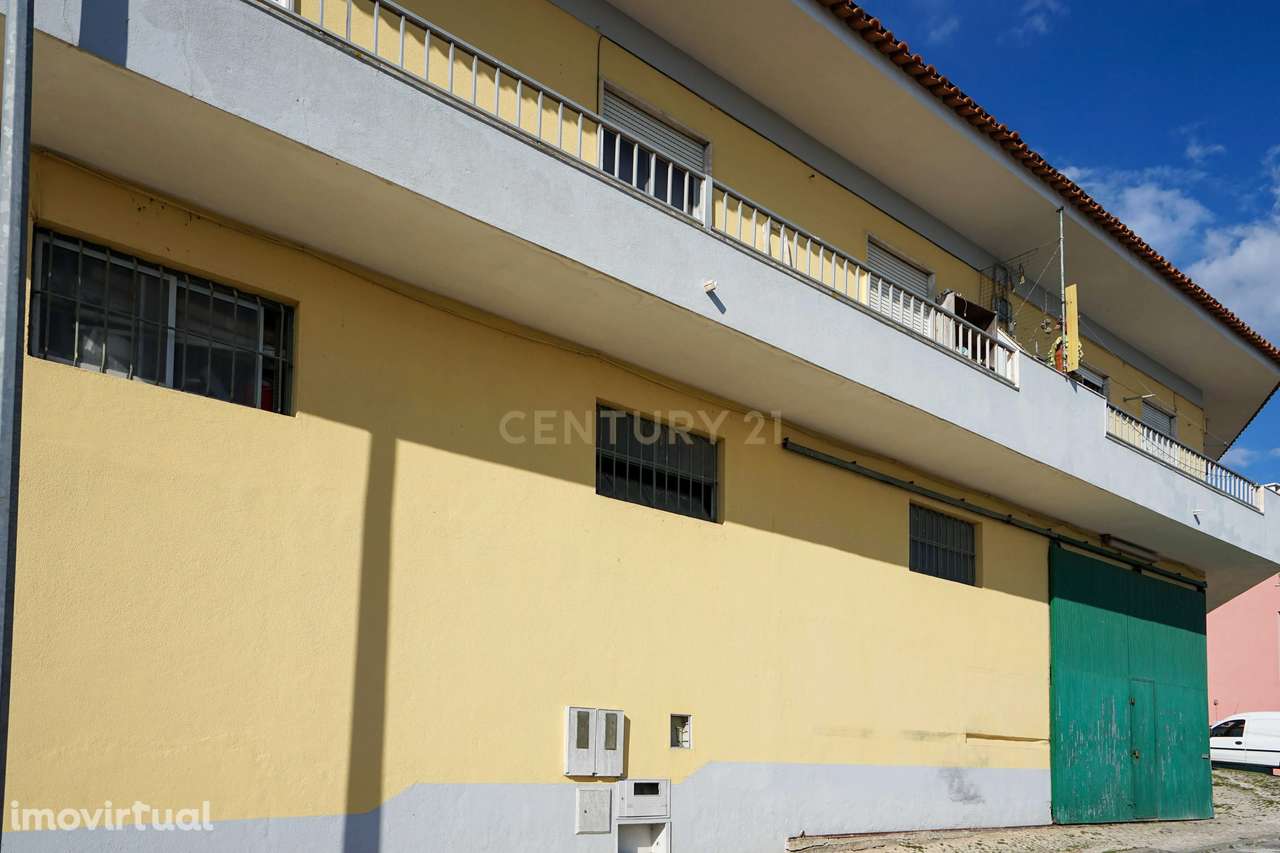 Prédio em Camarate para venda . - Grande imagem: 5/10