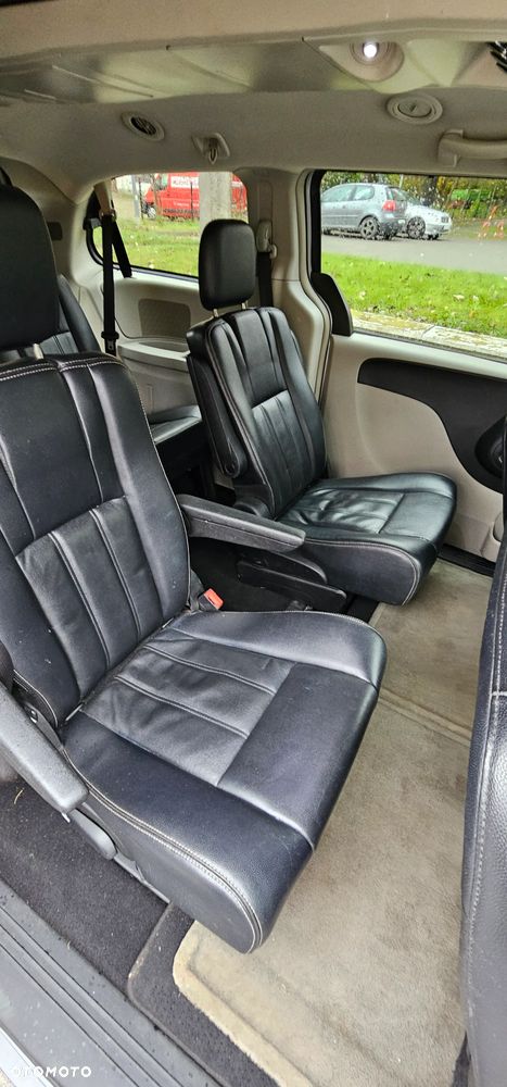 Chrysler Town & Country - 25