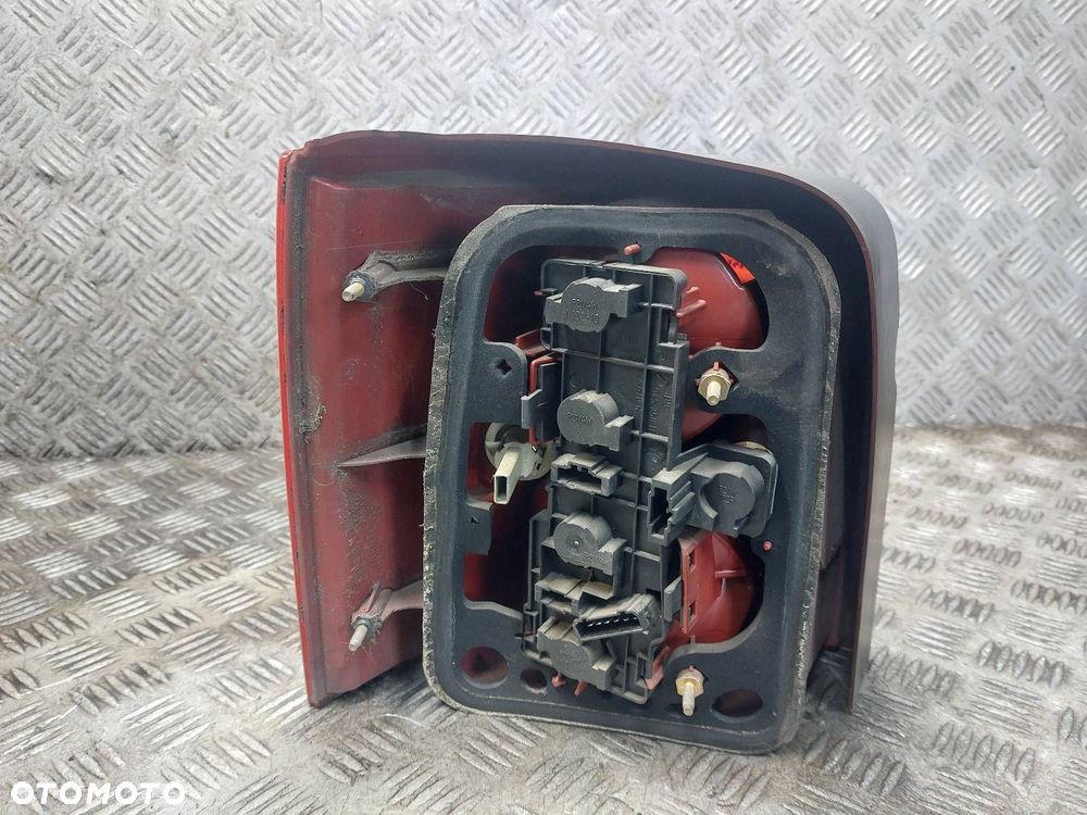 LAMPA PRAWY TYŁ VOLKSWAGEN PASSAT B5 FL LIFT KOMBI 3B9945096AA ID: 236644 - 2
