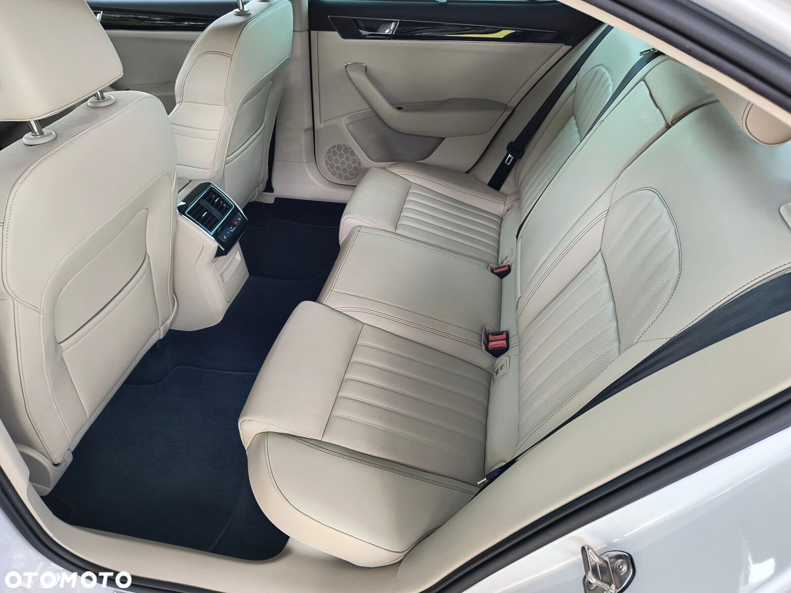 Skoda Superb 2.0 TDI SCR L&K DSG - 13