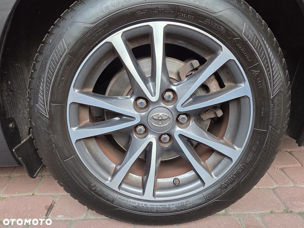 Toyota Avensis 1.8 Comfort - 24