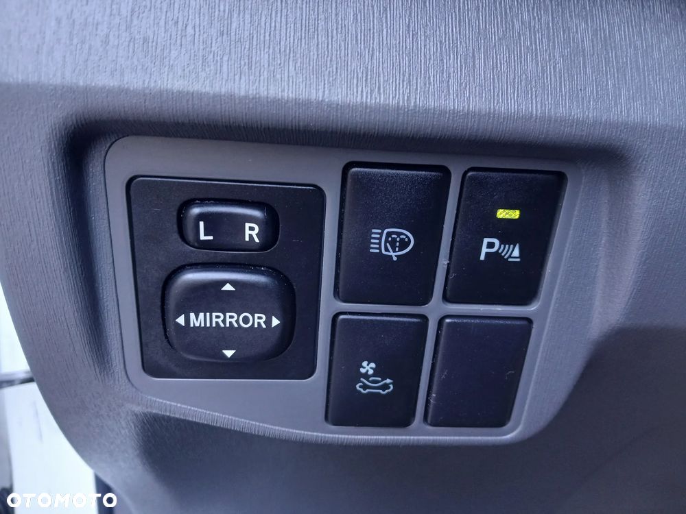 Toyota Prius (Hybrid) Executive - 16