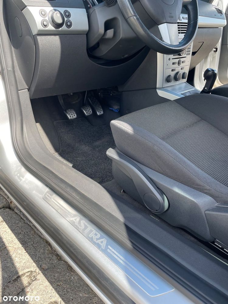Opel Astra III GTC 1.9 CDTI Cosmo - 19
