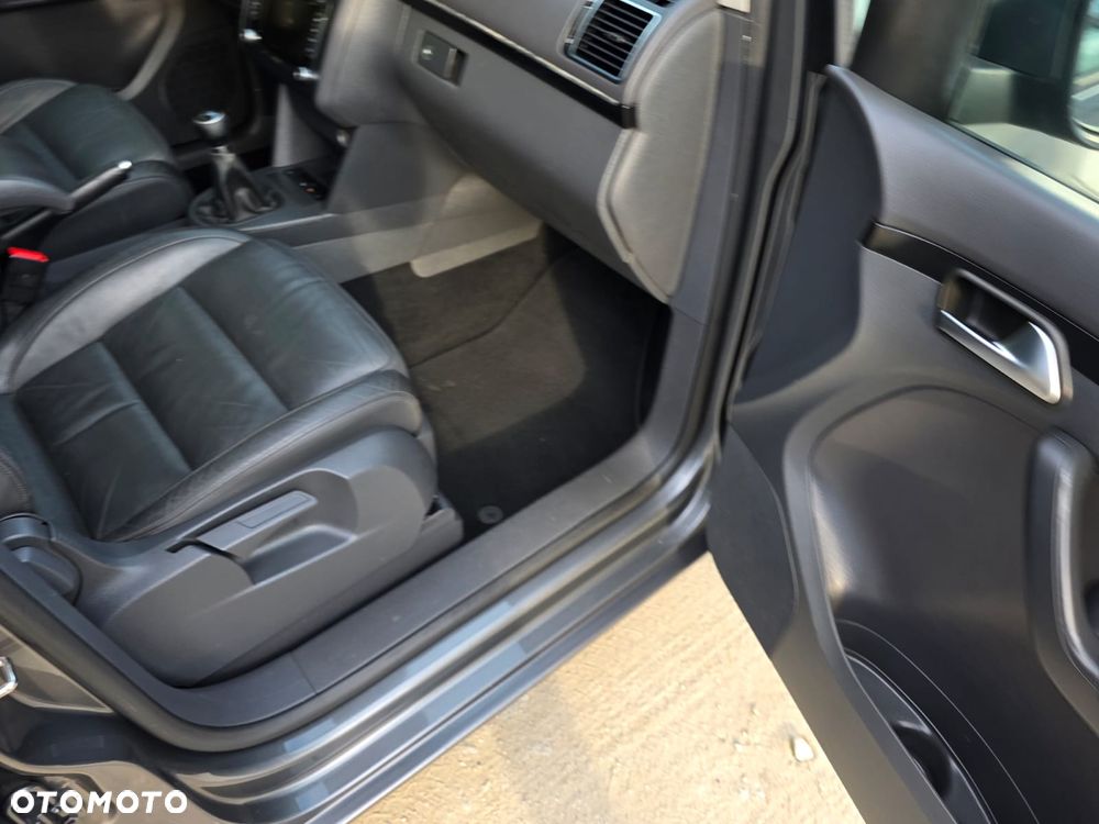 Volkswagen Touran - 11
